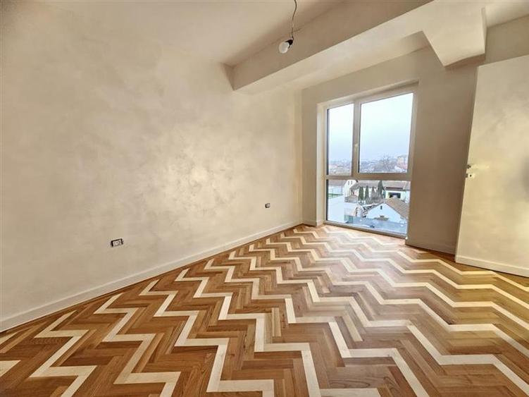 Penthouse cu 3 camere decomandat în Unirii