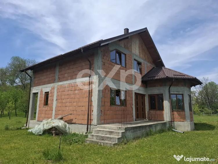 Casă cu 4 camere cu Teren 3400 Mp în Pucioasa-Sat