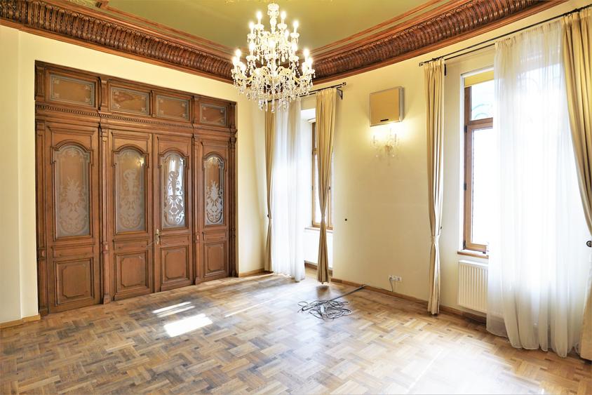 Birou, de 677 mp, în P-ța Romană