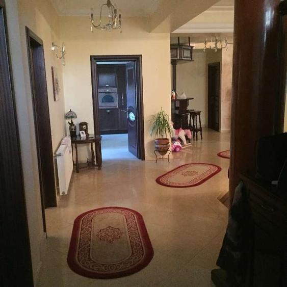 Spațiu comercial, de 600 mp, în Trocadero
