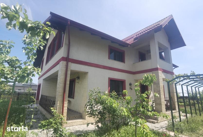 Casă cu 6 camere cu Teren 882 Mp în Bănești