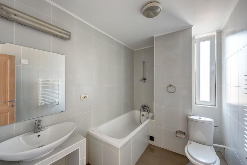 Apartament cu 3 camere decomandat, mobilat în Drumul Sării