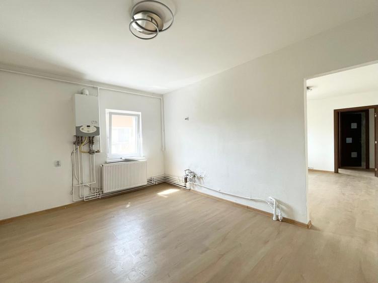 Apartament cu 2 camere semidecomandat în Soarelui