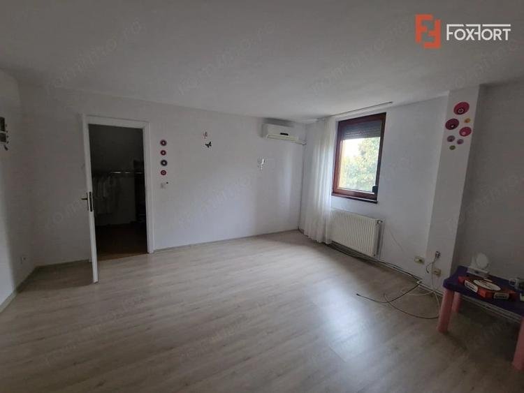 Casă cu 7 camere cu Teren 1500 Mp în Bazoș