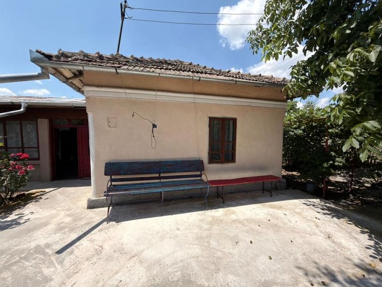 Casă individuală cu 4 camere cu Canalizare în Leu