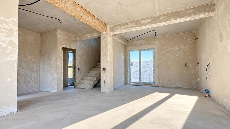 Casă cu 4 camere cu Teren 200 Mp în Exterior Est