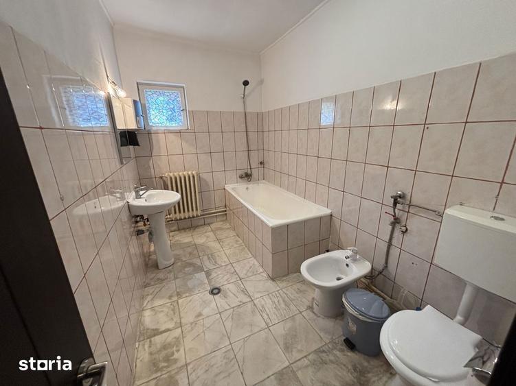 Casă cu 5 camere cu Teren 300 Mp în Vatra Luminoasă