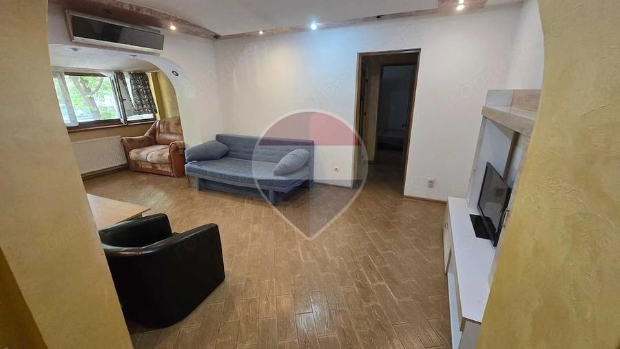 Apartament cu 3 camere decomandat în Podu Roș