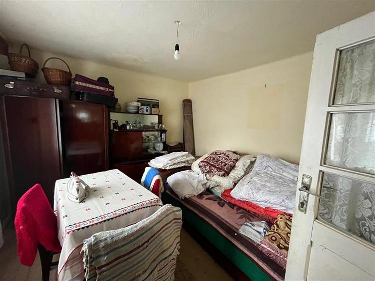 Casă individuală cu 6 camere cu Teren 5900 Mp în Est