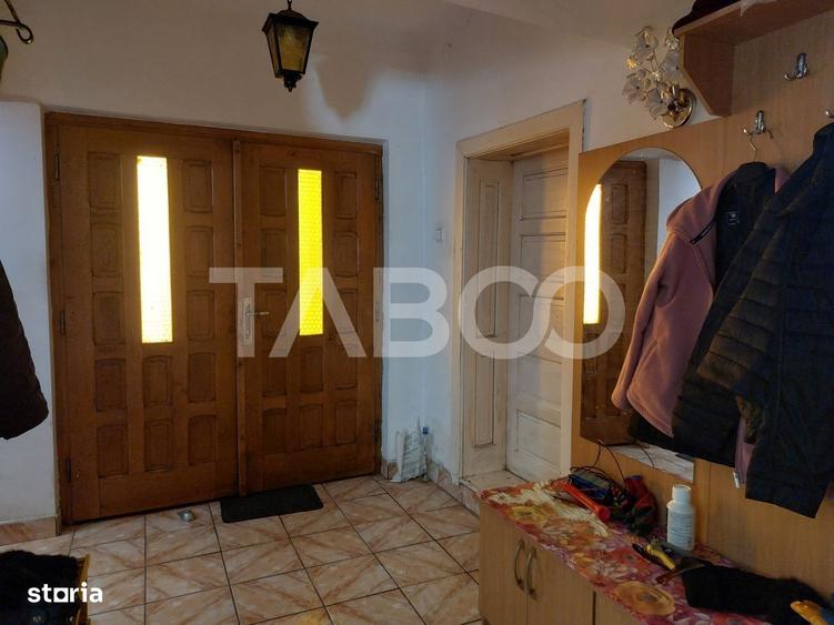Casă cu 3 camere decomandat în Prislop