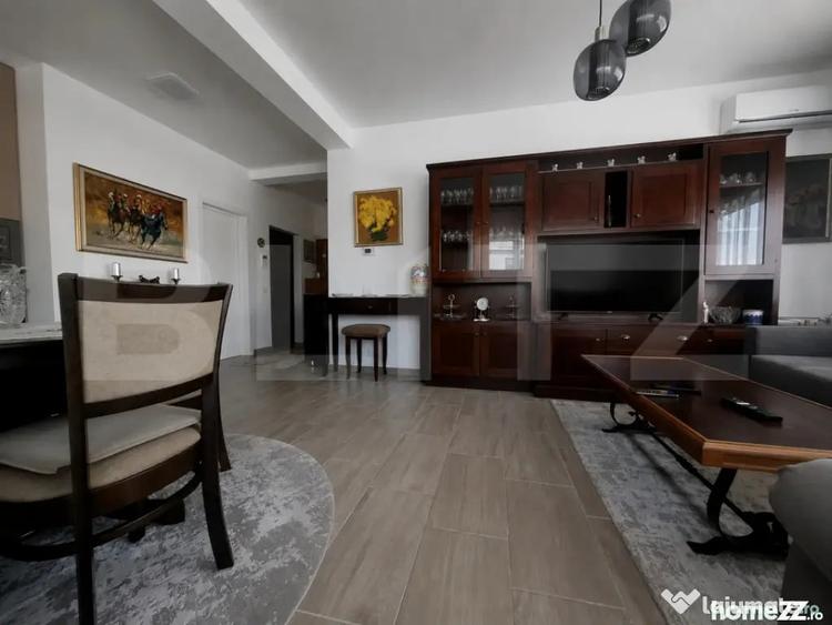 Apartament cu 3 camere decomandat în Tractorul