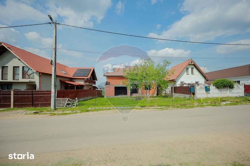 Casă cu 6 camere cu Teren 1013 Mp în Sânmartin