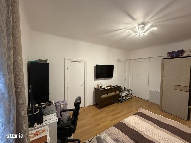 Apartament cu 3 camere semidecomandat în Gara de Nord