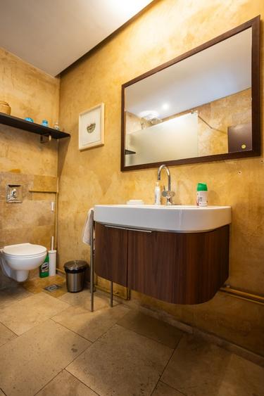 Casă cu 8 camere cu Canalizare în Domenii
