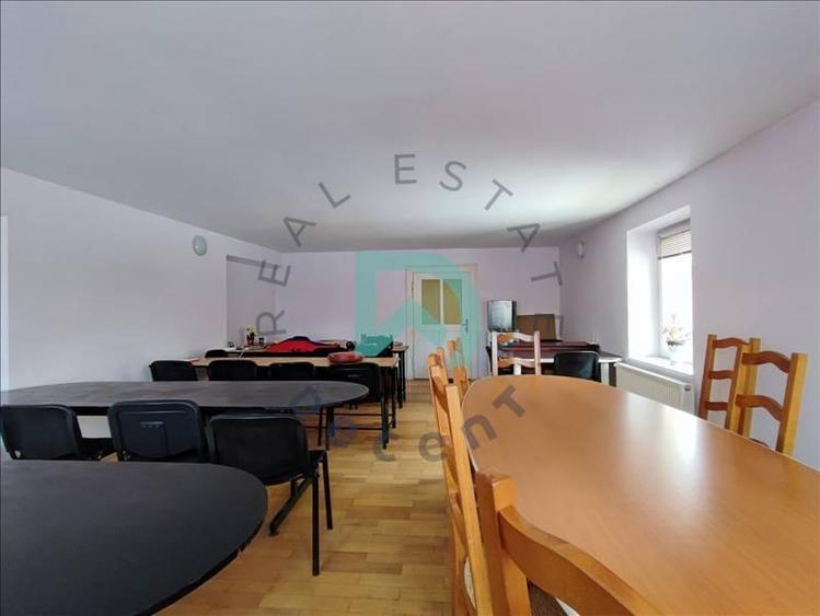 Apartament cu 5 camere semidecomandat în Brașovul Vechi