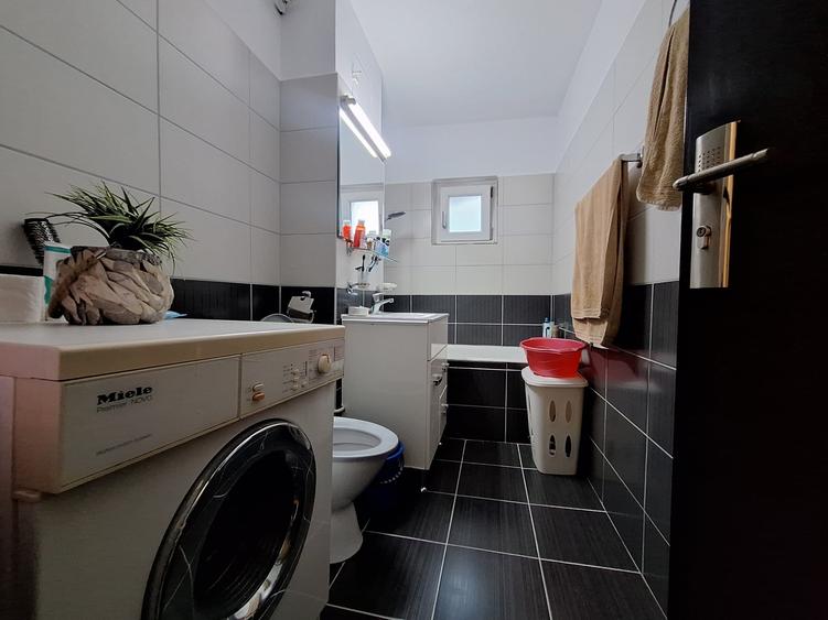 Apartament cu 3 camere semidecomandat, mobilat în Lipovei