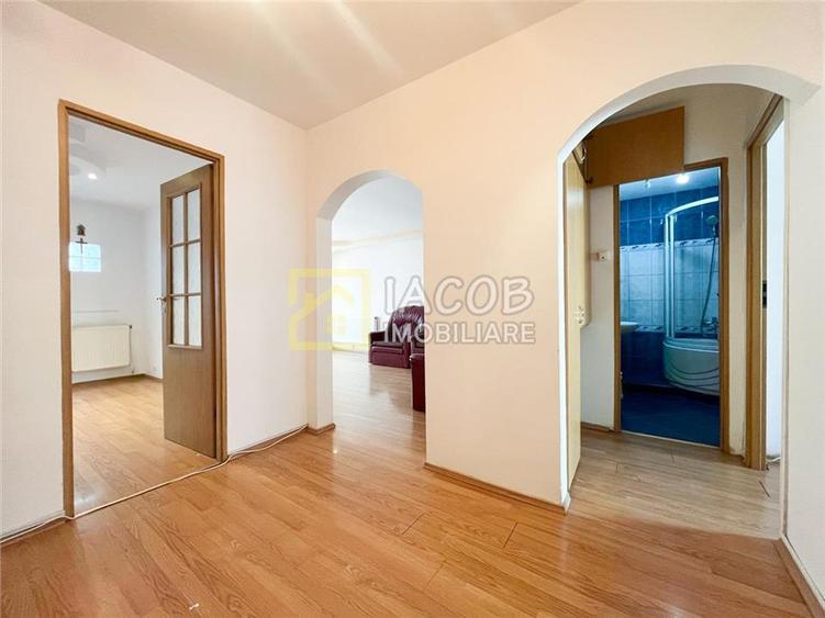 Apartament cu 3 camere decomandat în Central