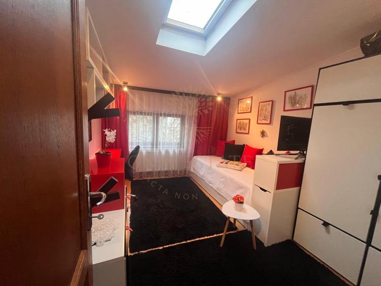 Casă individuală cu 5 camere cu Canalizare în P-ța Romană