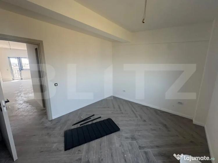 Apartament cu 3 camere semidecomandat în Rediu