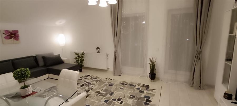 Apartament cu 2 camere decomandat în Tractorul
