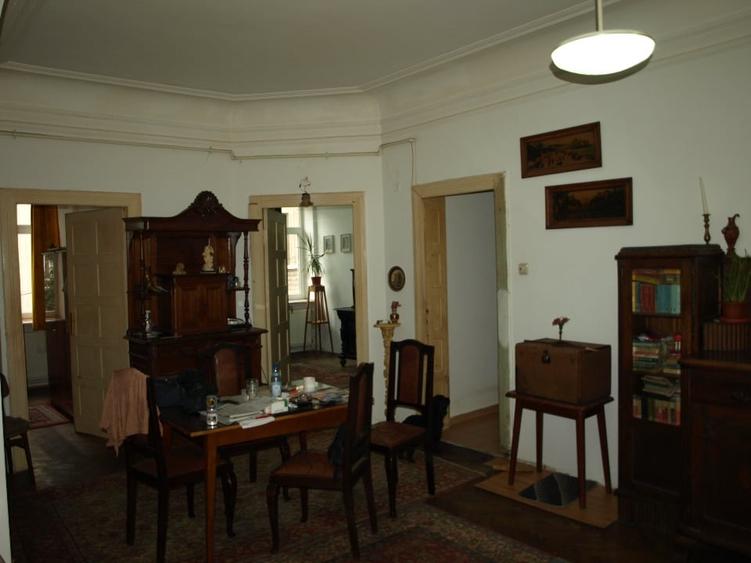 Apartament cu 3 camere semidecomandat în Armeneasca