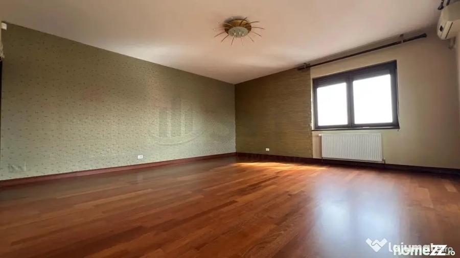 Apartament cu 6 camere decomandat în Sisești