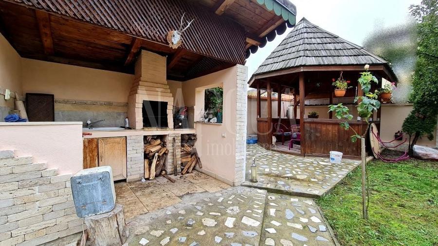 Casă individuală cu 9 camere cu Canalizare în Zorilor