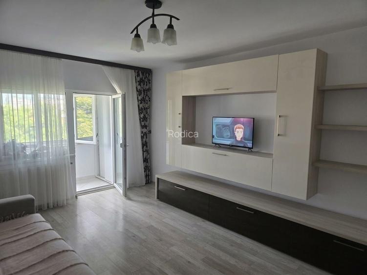 Vand apartament 3 camere,etaj 3 ,langa liceul Pedagogic