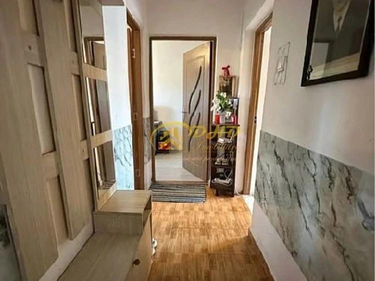 Apartament cu 3 camere semidecomandat în Balciu
