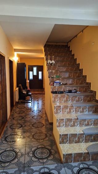 Casă individuală cu 9 camere cu Canalizare în Central
