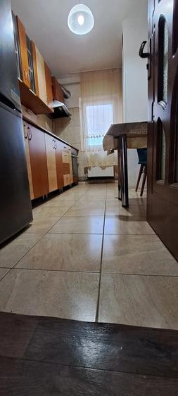 Apartament cu 3 camere decomandat în Girocului