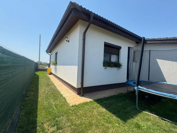 Casă individuală cu 4 camere cu Canalizare în Moșnița Nouă