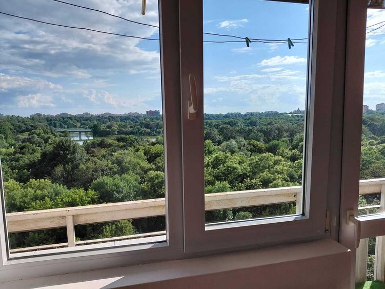 Apartament cu 3 camere semidecomandat în Tineretului