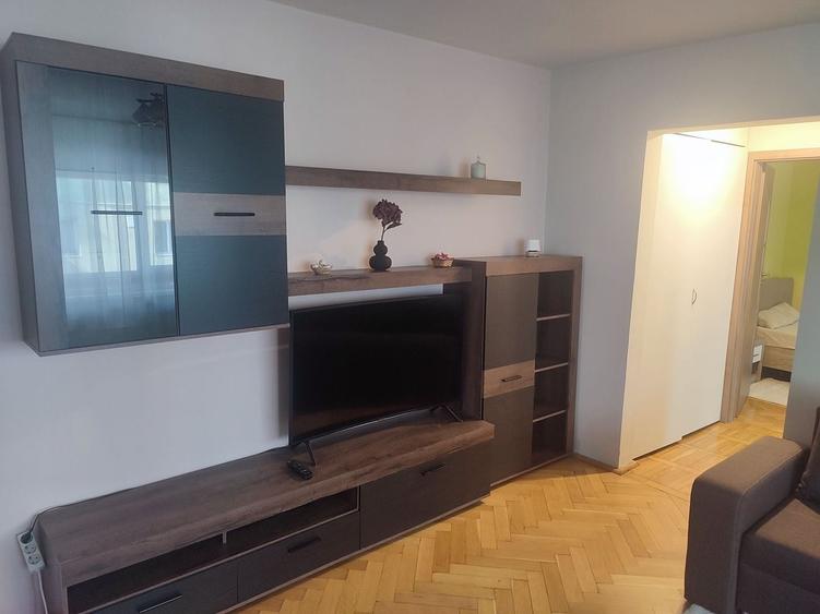 Apartament cu 3 camere semidecomandat, mobilat în Girocului