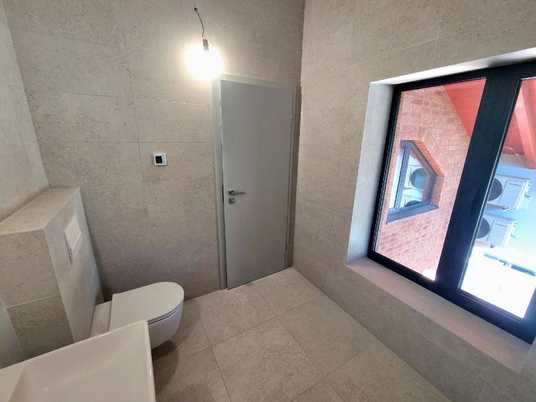 Duplex cu 5 camere cu Canalizare în Dumbrăvița