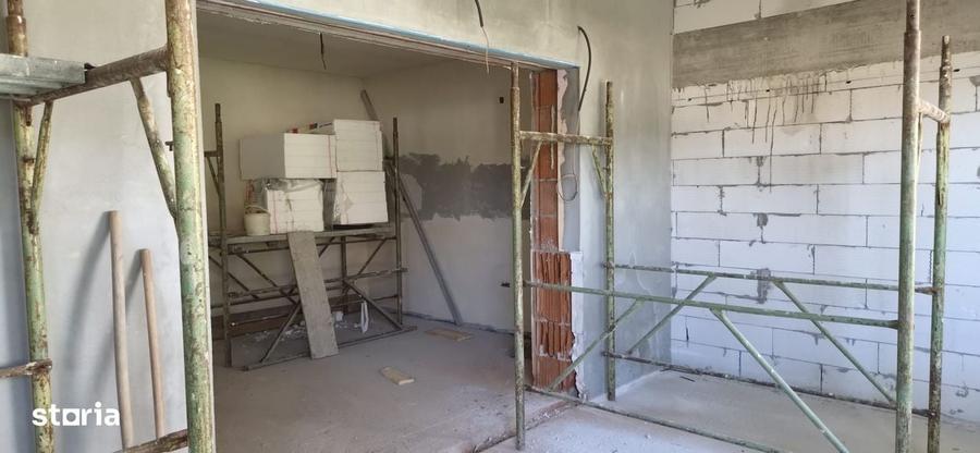 Casă cu 4 camere în Bascov