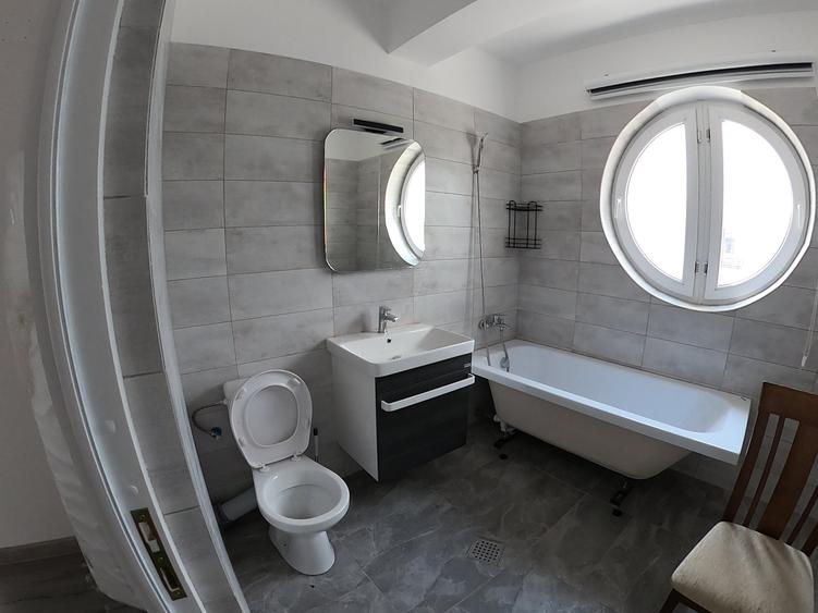 Casă cu 4 camere cu Canalizare în Est
