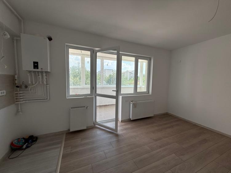 Apartament cu 3 camere semidecomandat în Apărătorii Patriei