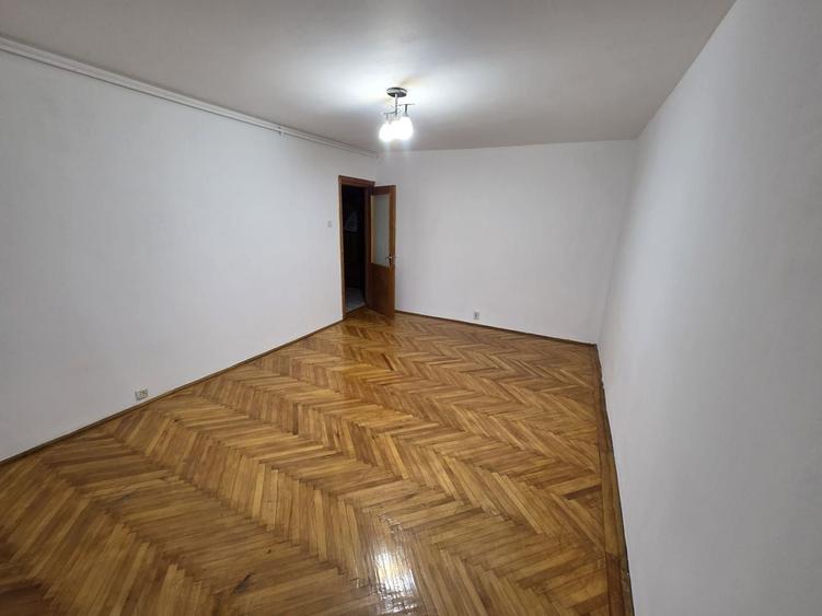 Apartament cu 3 camere semidecomandat în Tomis III
