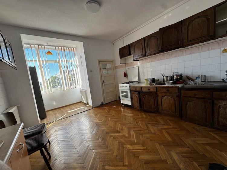 Apartament cu 4 camere decomandat în Central