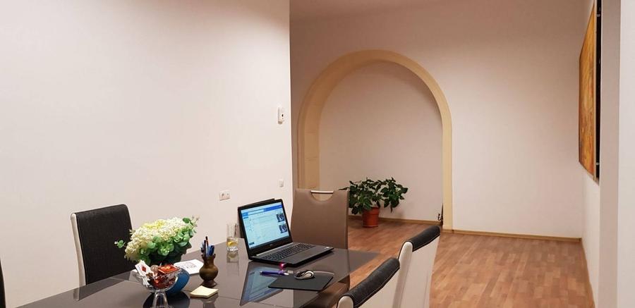Apartament cu 4 camere semidecomandat în Central