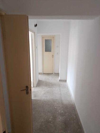 Apartament cu 3 camere decomandat în Deve