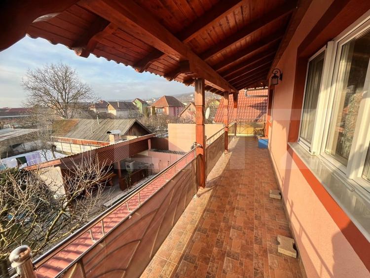 Casă individuală cu 8 camere cu Canalizare în Cetate
