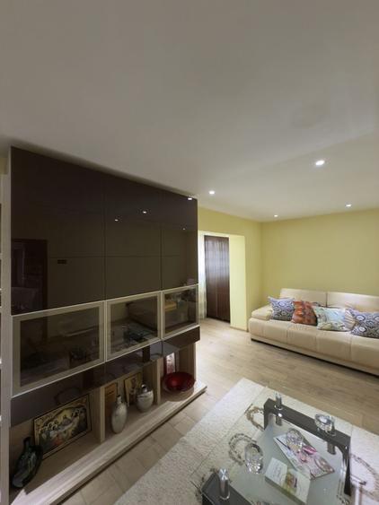 Apartament cu 3 camere decomandat în Școlilor