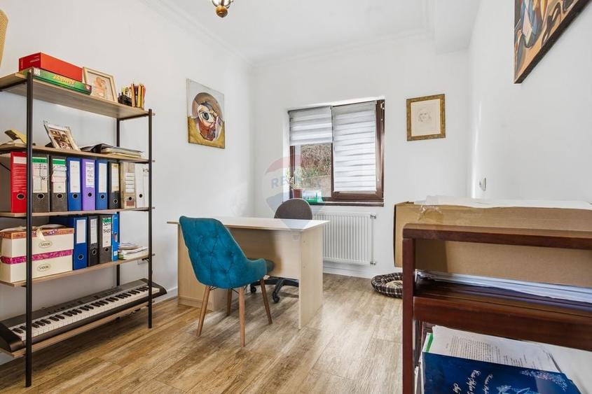 Casă cu 9 camere cu Teren 565 Mp în Hlincea