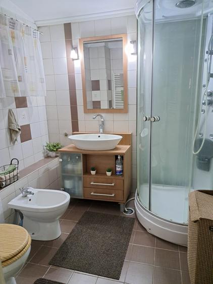 Casă individuală cu 5 camere cu Canalizare în Central