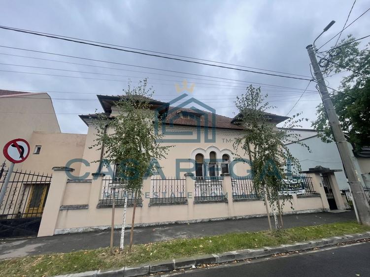 Casă individuală cu 5 camere cu Canalizare în Central