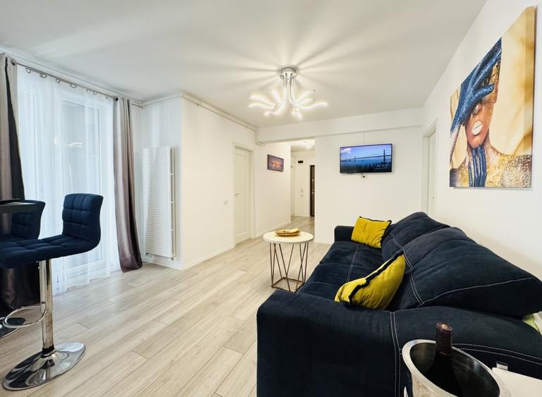 Apartament cu 3 camere semidecomandat, mobilat în Est