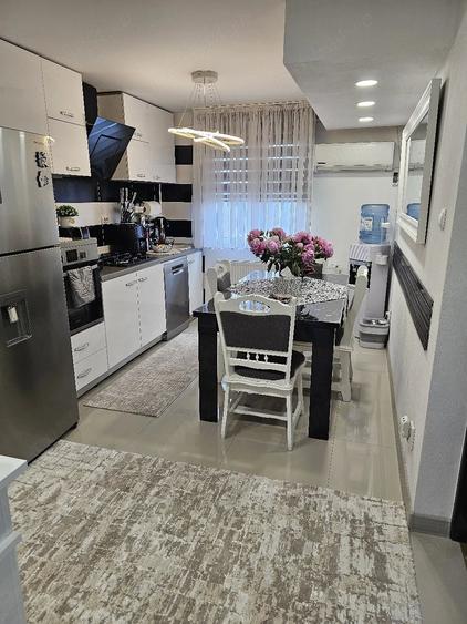 Apartament cu 3 camere decomandat în Exterior Vest