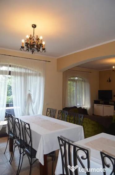 Casă cu 10 camere cu Teren 580 Mp în Poiana Țapului